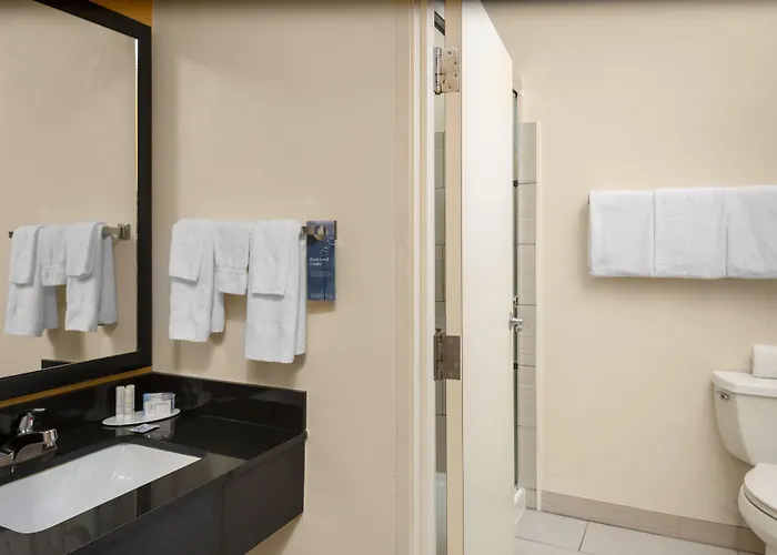 Fairfield North/i-10 Hotel 3*